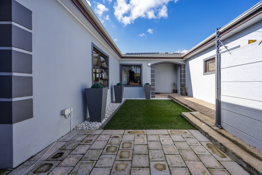 4 Bedroom Property for Sale in Wellway Park Western Cape